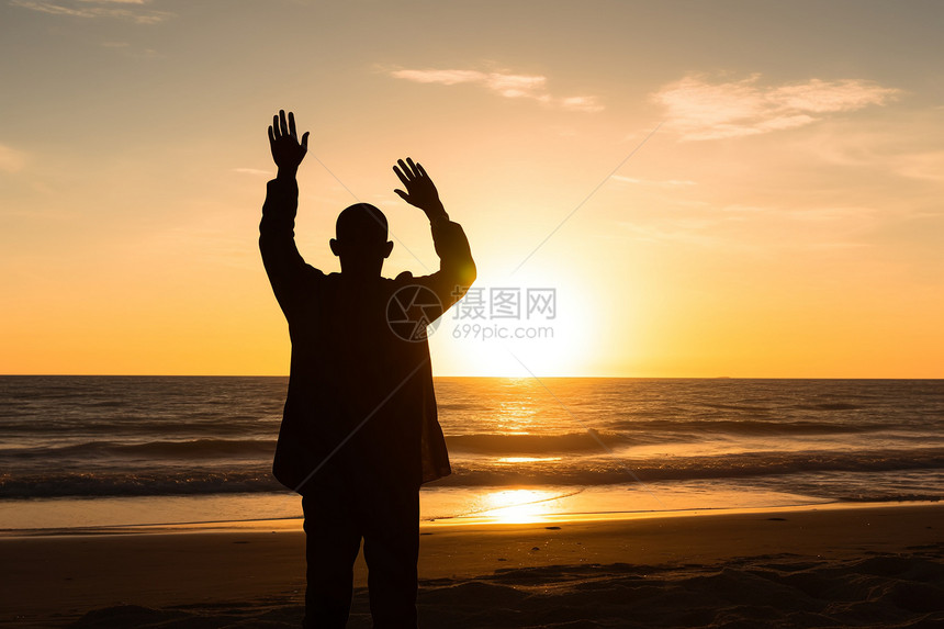 海边迎接黎明的男人图片
