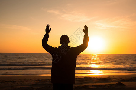 男子站在日落时的海边图片