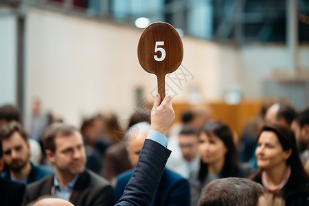 手牌拍卖会上一个人举着木板标志背景