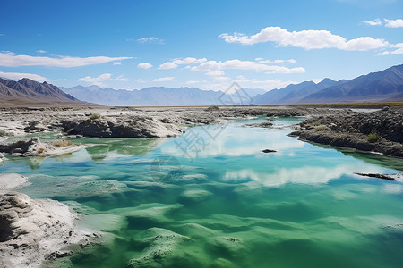 蓝天相映水天相映的湖泊背景