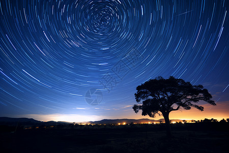 小道夜景星空下的树与星轨背景