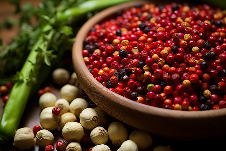 木碗中天然的红色花椒粒高清图片