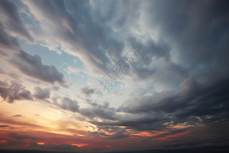 透过云层的夕阳景观图片
