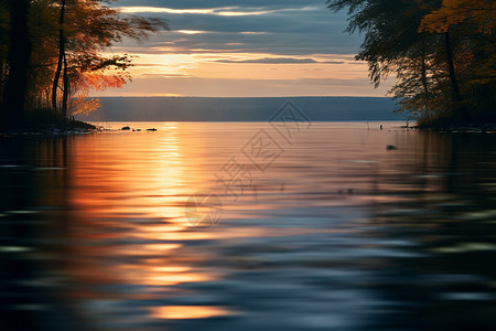 日落时的湖畔图片