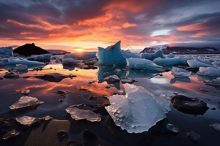夕阳时水面上的冰块图片