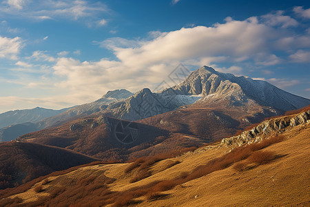 秋季辽阔的山峰景观图片