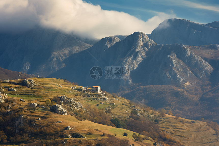 秋季高耸的山峰景观图片