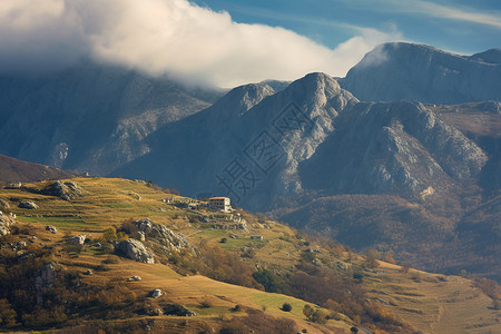 秋季高耸的山峰景观图片