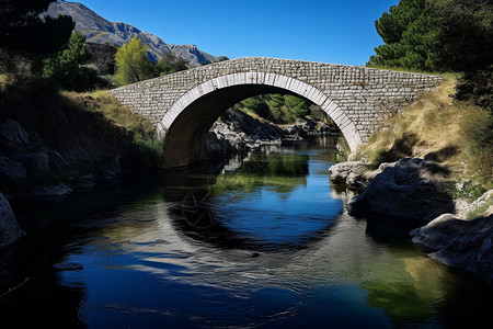 山水之间的建筑石桥图片