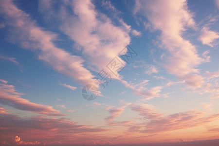 黄昏下美丽的云层图片