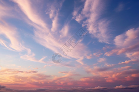 夕阳下唯美的云层景观图片
