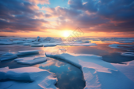 黄昏下海面上漂浮的冰块背景图片