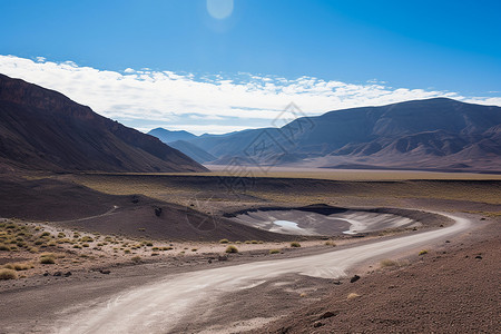 一条穿越沙漠的土路背景图片