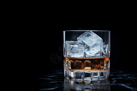 透明冰块黑桌上的冰镇威士忌背景
