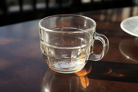 杯子是空的阳光照耀的玻璃杯背景