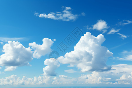 夏日飘云下的天空背景图片