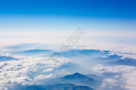 云海背景下的群山图片