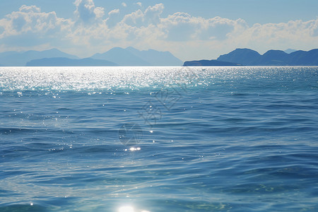 将是晴朗一天波光粼粼的海面背景