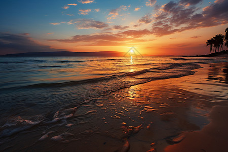 夕阳余晖下的度假沙滩图片
