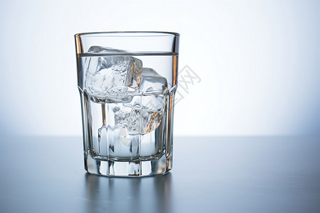 杯子里的冰块背景图片
