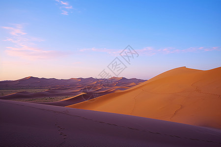 美丽的沙漠与蔚蓝天空图片