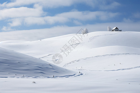 冬日白雪覆盖的雪山别墅图片
