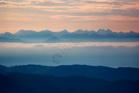 云雾缭绕中的远山背景图片