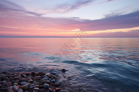 横倾夕阳倾洒海滩背景