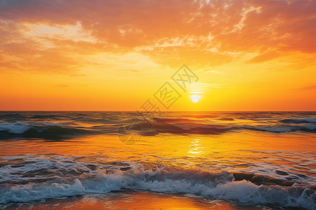 夕阳下海浪拍打沙滩高清图片