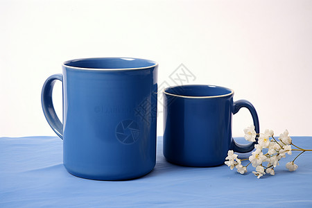 蓝色陶瓷杯两个蓝色杯子背景