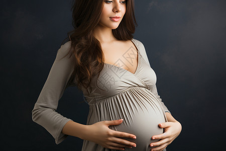 怀孕妇女抱着自己的肚子图片