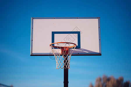 蓝天白云下的篮球架背景图片