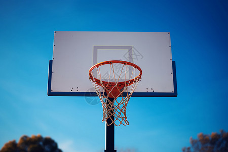 蓝天下的篮球架背景图片