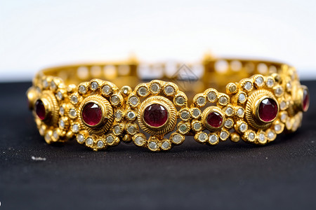 皇冠上的戒指红宝石手链上的黄金光芒背景