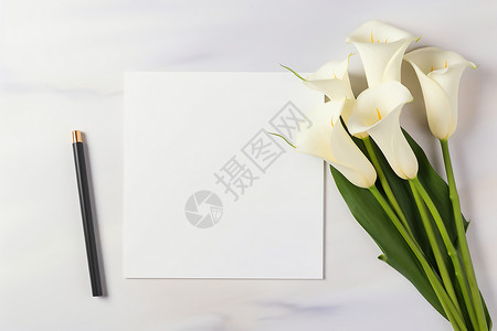 一张空白纸旁边摆放着一束花背景图片