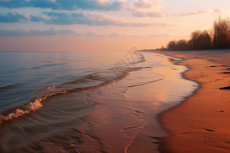 夕阳下波涛汹涌的海滩图片