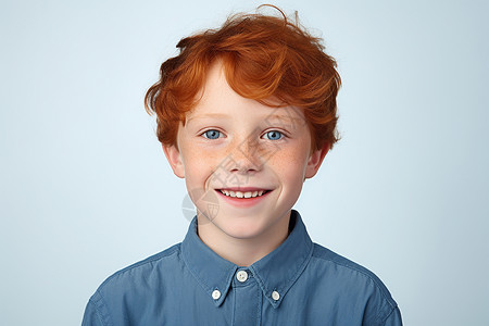 微笑的红发男孩图片