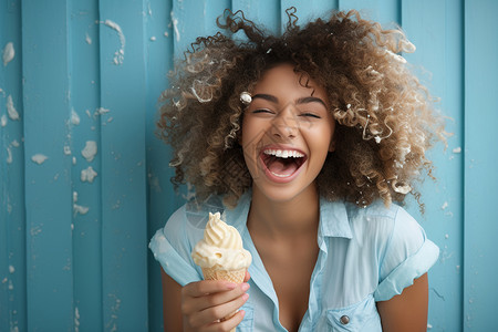 一支冰欺凌吃冰淇淋的卷发女性背景