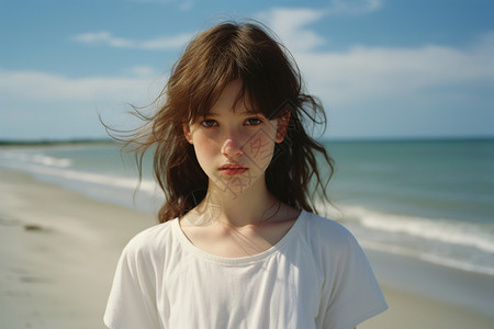 沙滩上的白衣少女背景图片