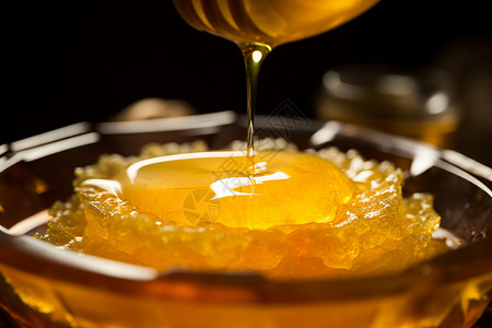 蜂蜜倒入玻璃瓶里背景图片