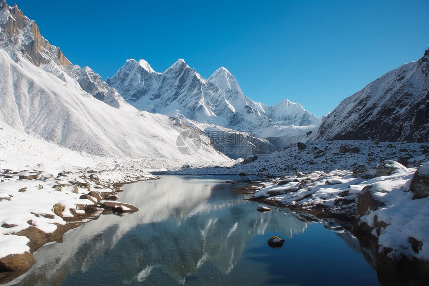 冰雪皑皑的山脉与湖泊图片