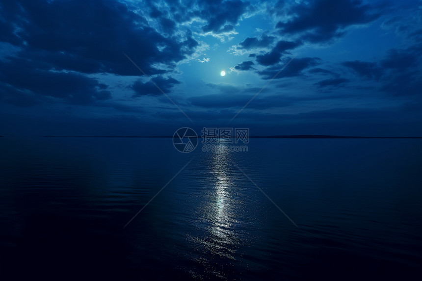 寂静月夜中的海面图片