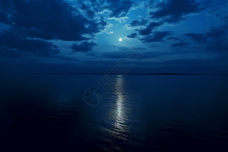 寂静月夜中的海面背景图片