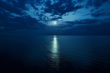 月光下平静的海面背景图片