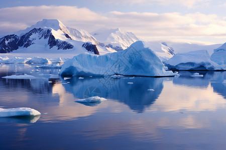 天气变暖冰山漂浮在大海中背景