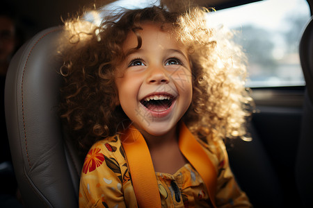 快乐的小女孩在汽车内背景图片