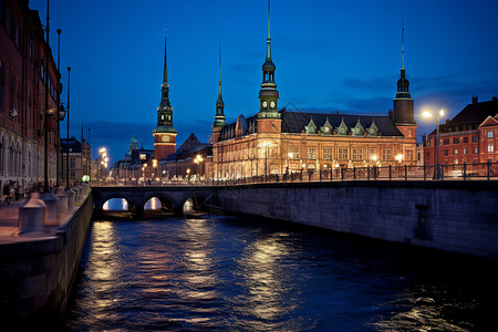 夜晚城市的河流和建筑背景图片