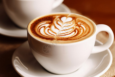 漩涡状奶泡的咖啡高清图片