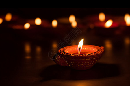 宗教庆典上的蜡烛高清图片
