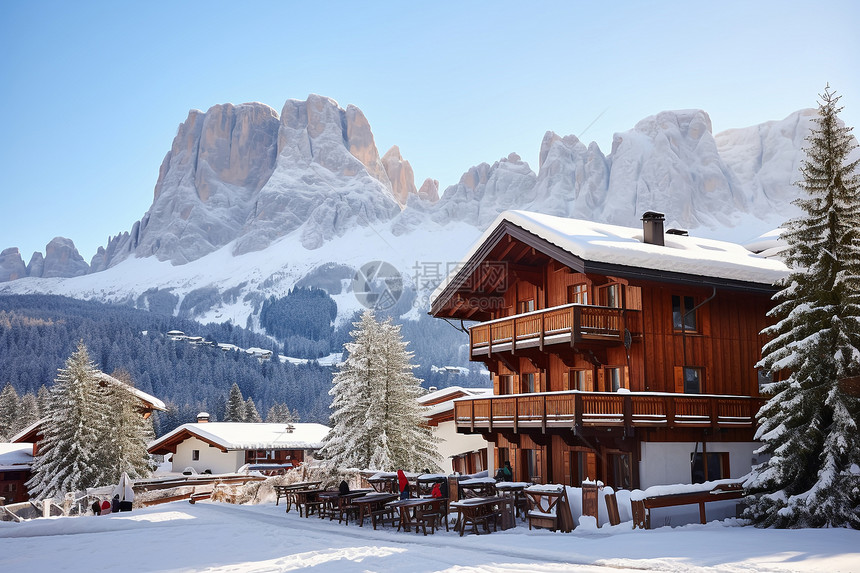 冬季雪山小屋建筑的美丽景观图片